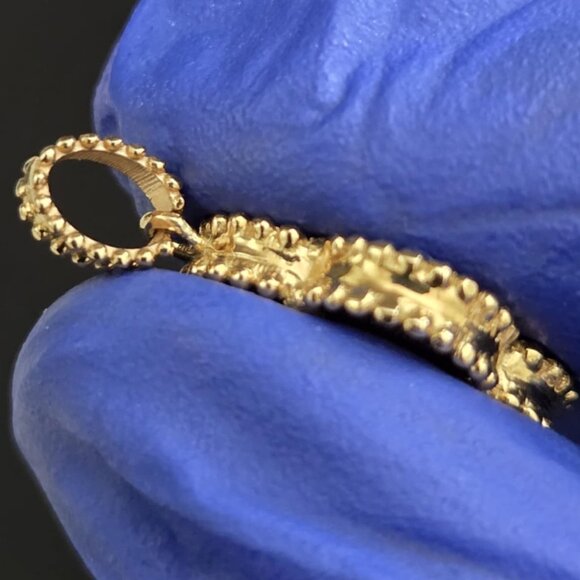 Gold clover design pendant - Picture 6 of 13